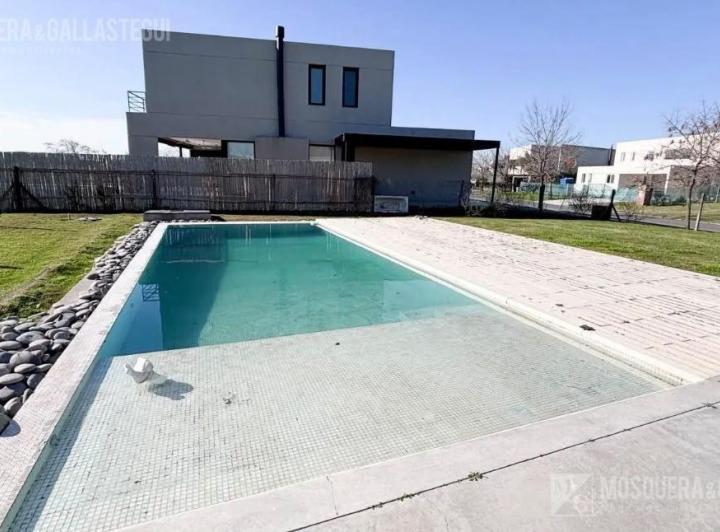 Casa · 240m² · 6 Ambientes · 1 Cochera
