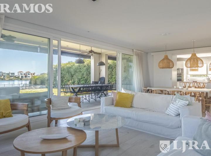 Casa · 238m² · 6 Ambientes · 1 Cochera