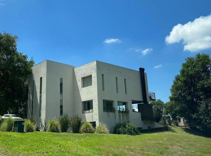 Casa · 460m² · 9 Ambientes · 1 Cochera