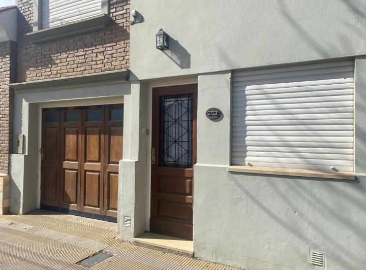 Casa · 5 Ambientes · 1 Cochera
