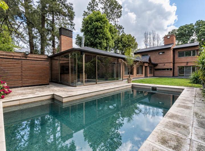 Casa · 290m² · 6 Ambientes · 1 Cochera