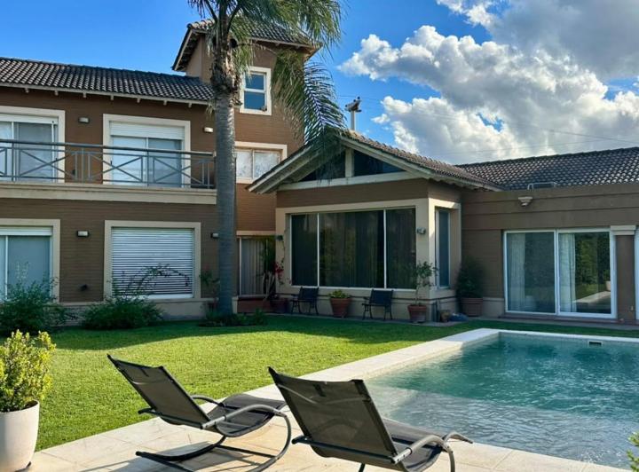Casa · 288m² · 6 Ambientes · 2 Cocheras