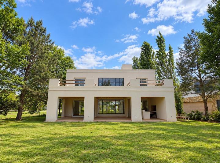 Casa · 260m² · 6 Ambientes · 2 Cocheras