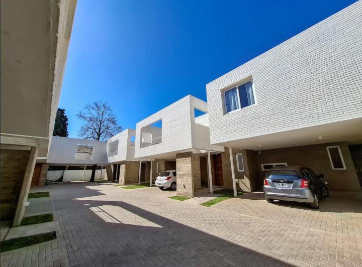 Casa · 170m² · 4 Ambientes · 3 Cocheras
