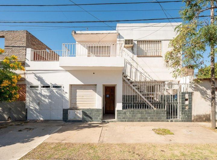 Casa · 239m² · 8 Ambientes · 2 Cocheras
