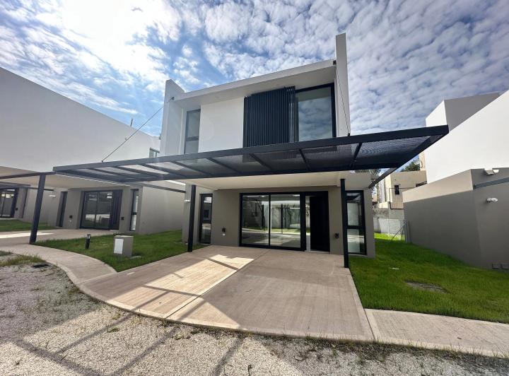 Casa · 140m² · 5 Ambientes · 2 Cocheras
