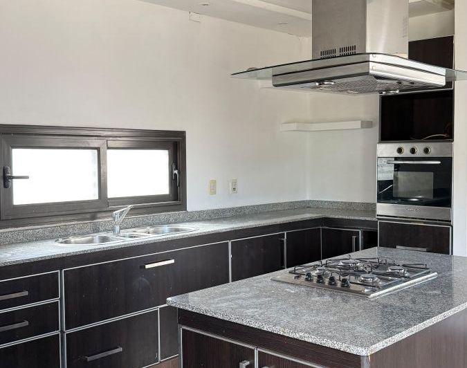 Casa · 220m² · 5 Ambientes · 2 Cocheras