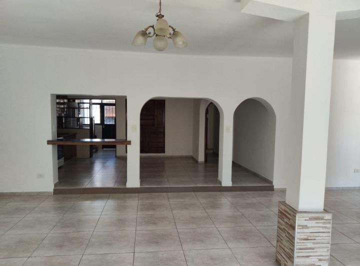 Casa · 180m² · 6 Ambientes · 1 Cochera