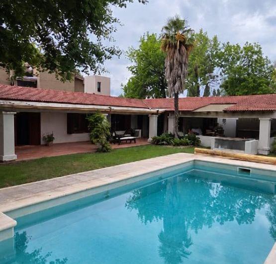 Casa · 330m² · 1 Ambiente · 4 Cocheras