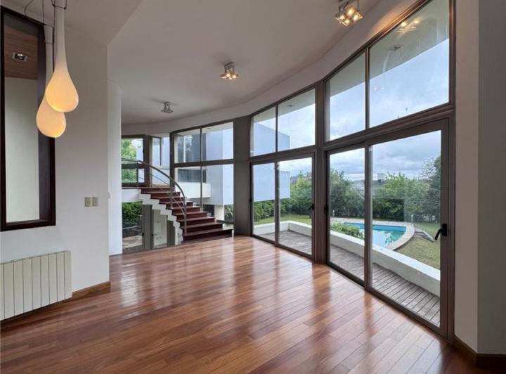 Casa · 1500m² · 7 Ambientes · 2 Cocheras