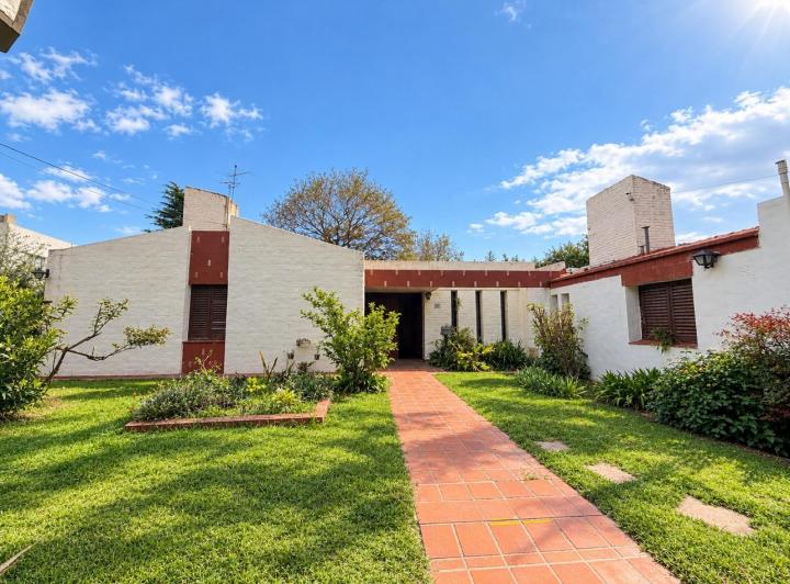 Casa · 1187m² · 5 Dormitorios · 4 Cocheras