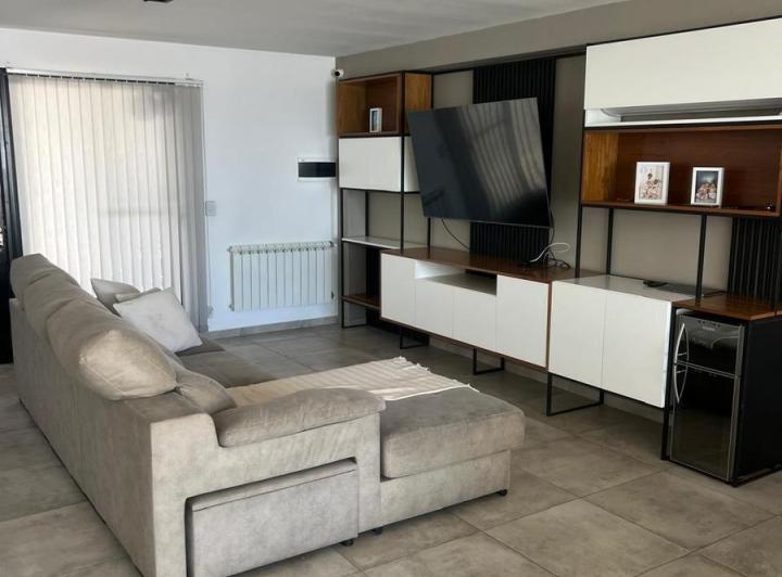 Casa · 180m² · 5 Ambientes · 2 Cocheras