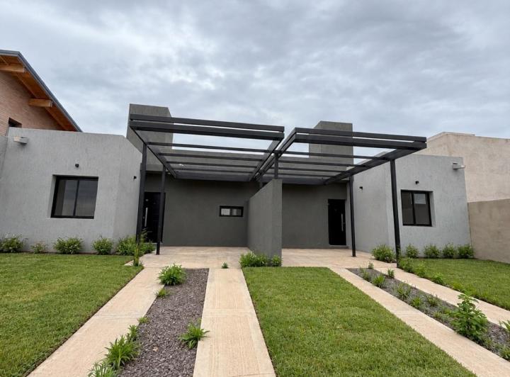 Casa · 72m² · 3 Ambientes · 2 Cocheras