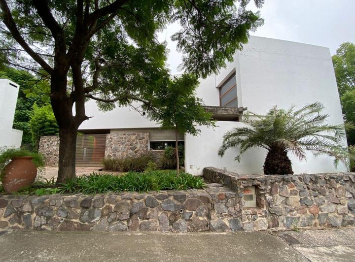 Casa · 270m² · 4 Ambientes · 2 Cocheras