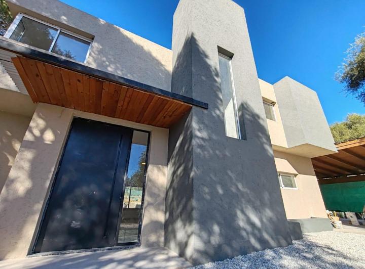 Casa · 323m² · 8 Ambientes · 3 Cocheras