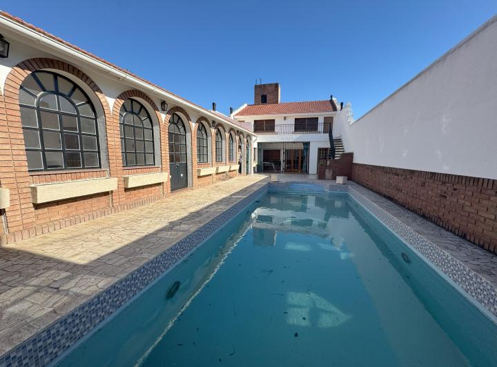 Casa · 424m² · 9 Ambientes · 3 Cocheras