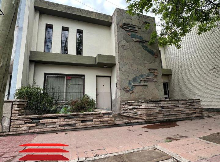 Casa · 199m² · 6 Ambientes · 2 Cocheras