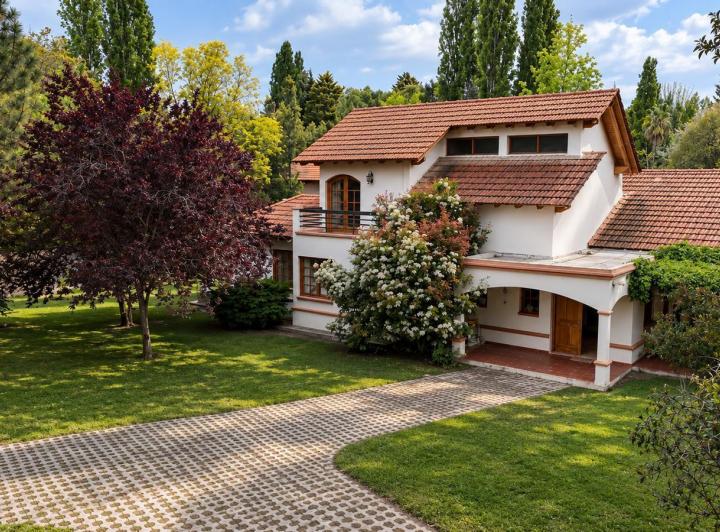 Casa · 334m² · 8 Ambientes · 2 Cocheras