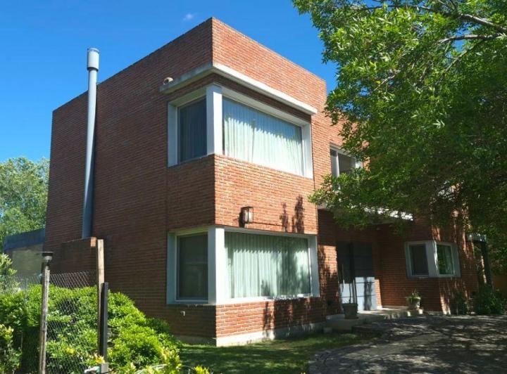 Casa · 200m² · 6 Ambientes · 1 Cochera