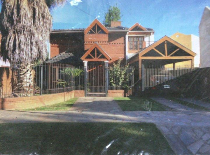 Casa · 250m² · 4 Ambientes · 2 Cocheras
