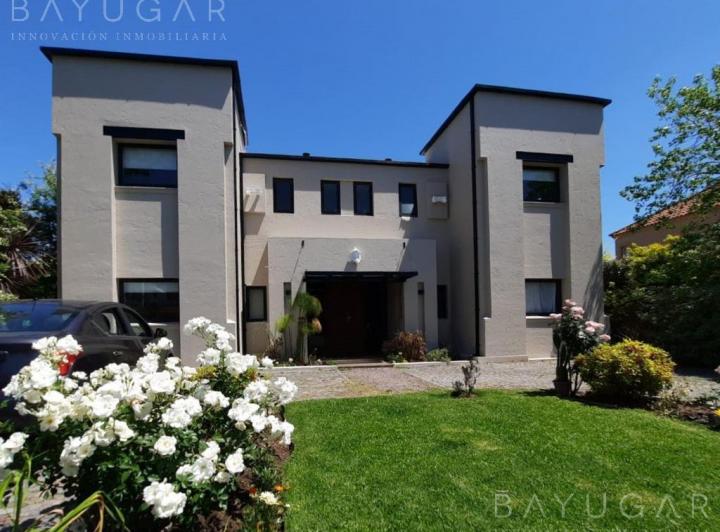 Casa · 300m² · 6 Ambientes · 2 Cocheras