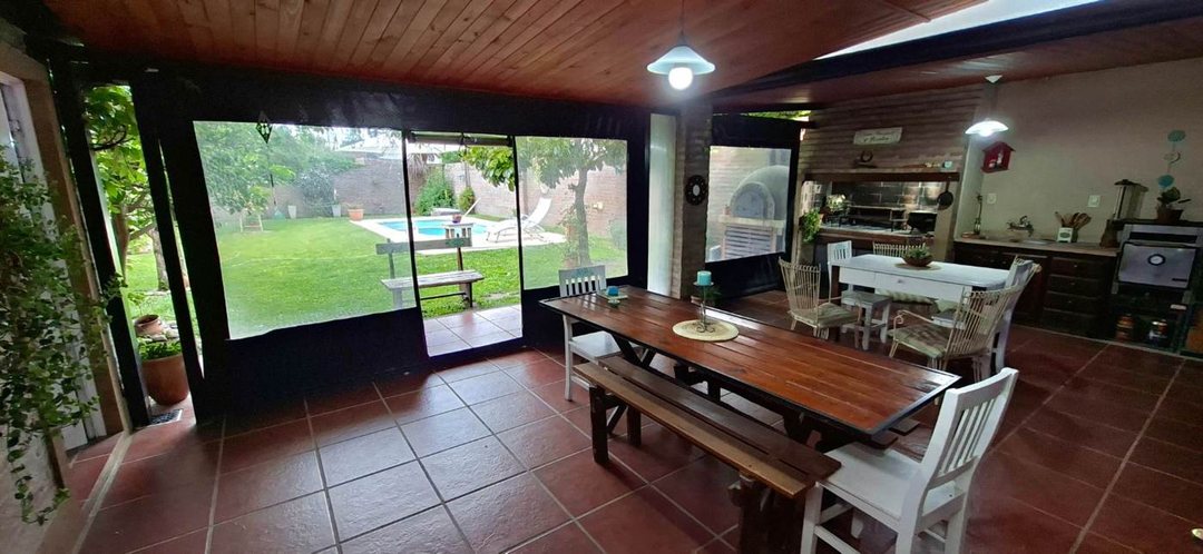 VENTA CASA 3 DORM, QUINCHO Y PILETA EN PRADERAS