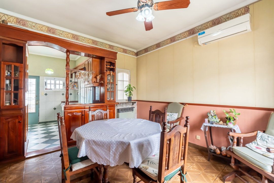 VENTA CASA 3 AMB PATIO / JARDIN BERNAL OESTE