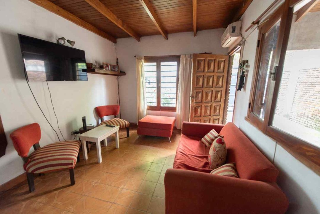 CASA 2 DORMITORIOS VENTA LA PLATA PATIO GALPON