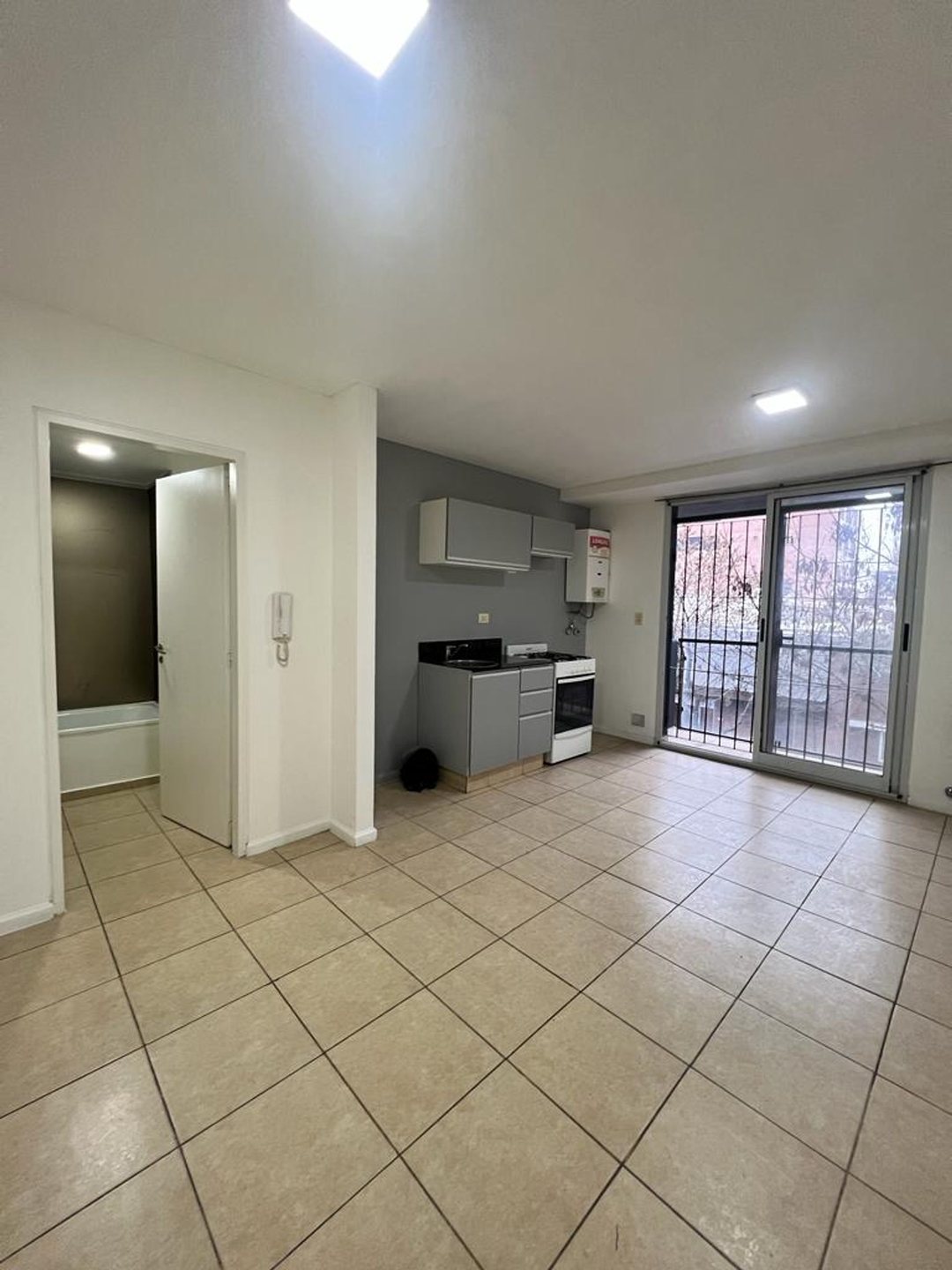 VENTA MONOAMBIENTE AL FRENTE CON BALCÓN