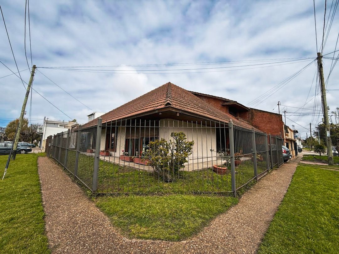 VENTA CASA 5 AMB. CON PATIO Y GARAGE P/ 2 AUTOS