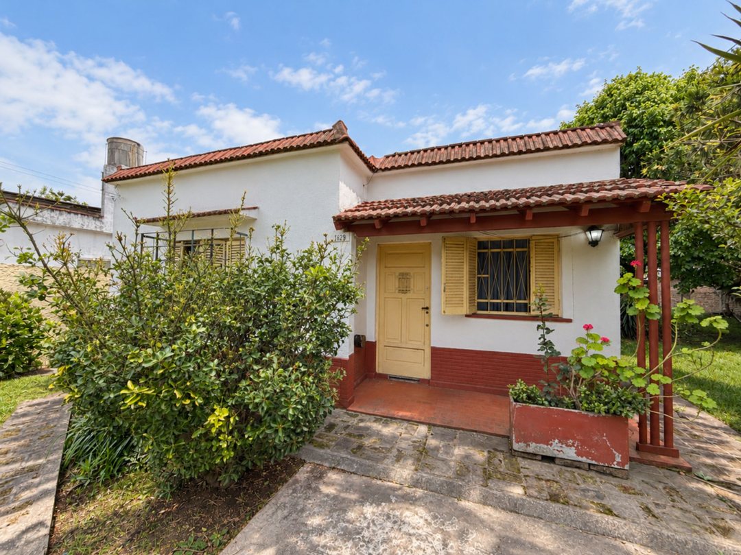 Casa de 3 ambientes en venta L. Guillon con Jardin