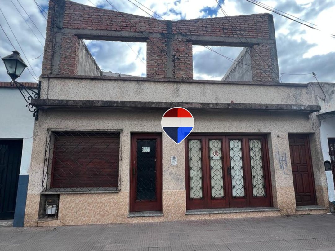 VENTA CASA CON 3 DEPTOS Y POTENCIAL COMERCIAL