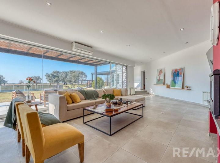 Casa · 265m² · 5 Ambientes · 2 Cocheras