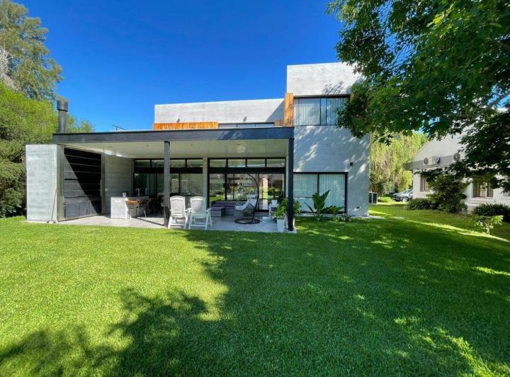 Casa · 253m² · 6 Ambientes · 1 Cochera