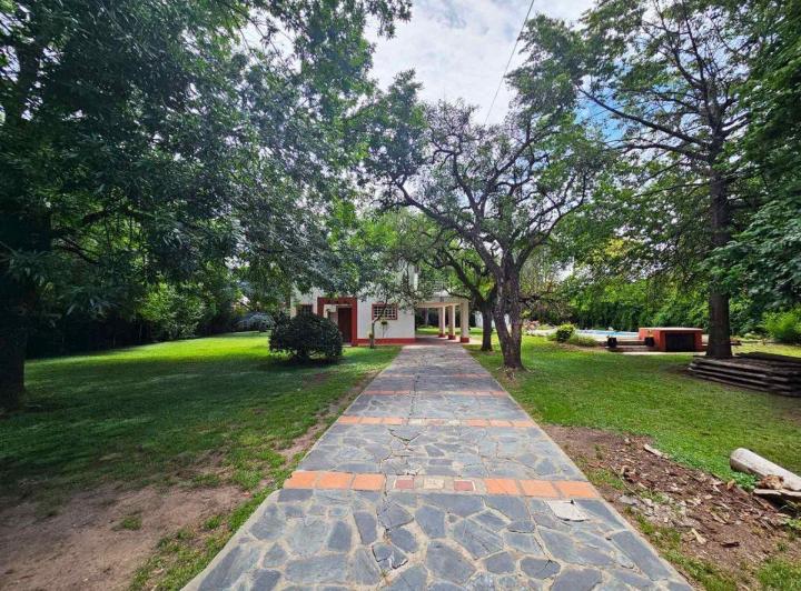 Casa · 230m² · 5 Ambientes · 4 Cocheras