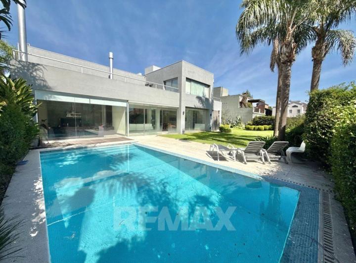 Casa · 275m² · 6 Ambientes · 2 Cocheras