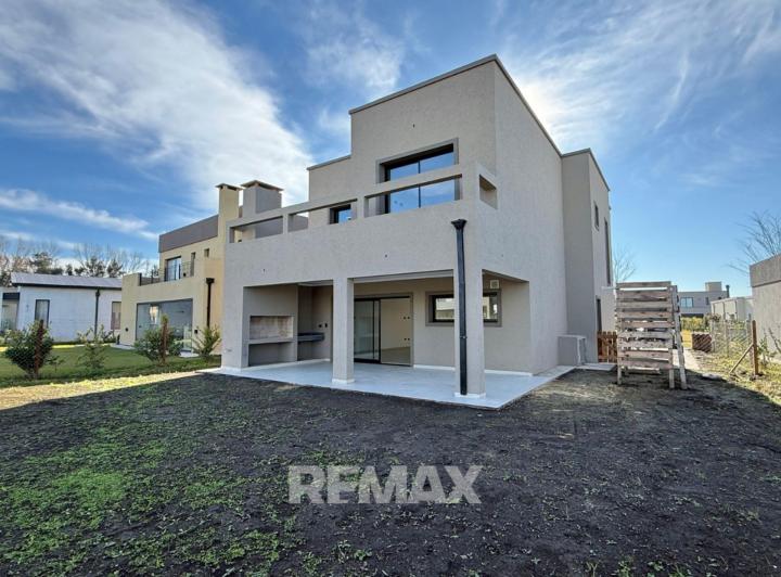 Casa · 198m² · 6 Ambientes · 3 Cocheras