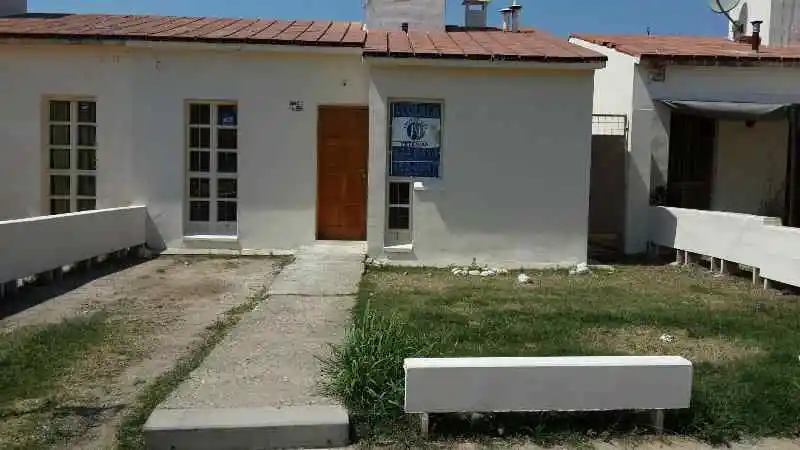 ALQUILO CASA B° JARDIN DE HORIZONTE 2 DORM. COCHERA PATIO $750.000.-