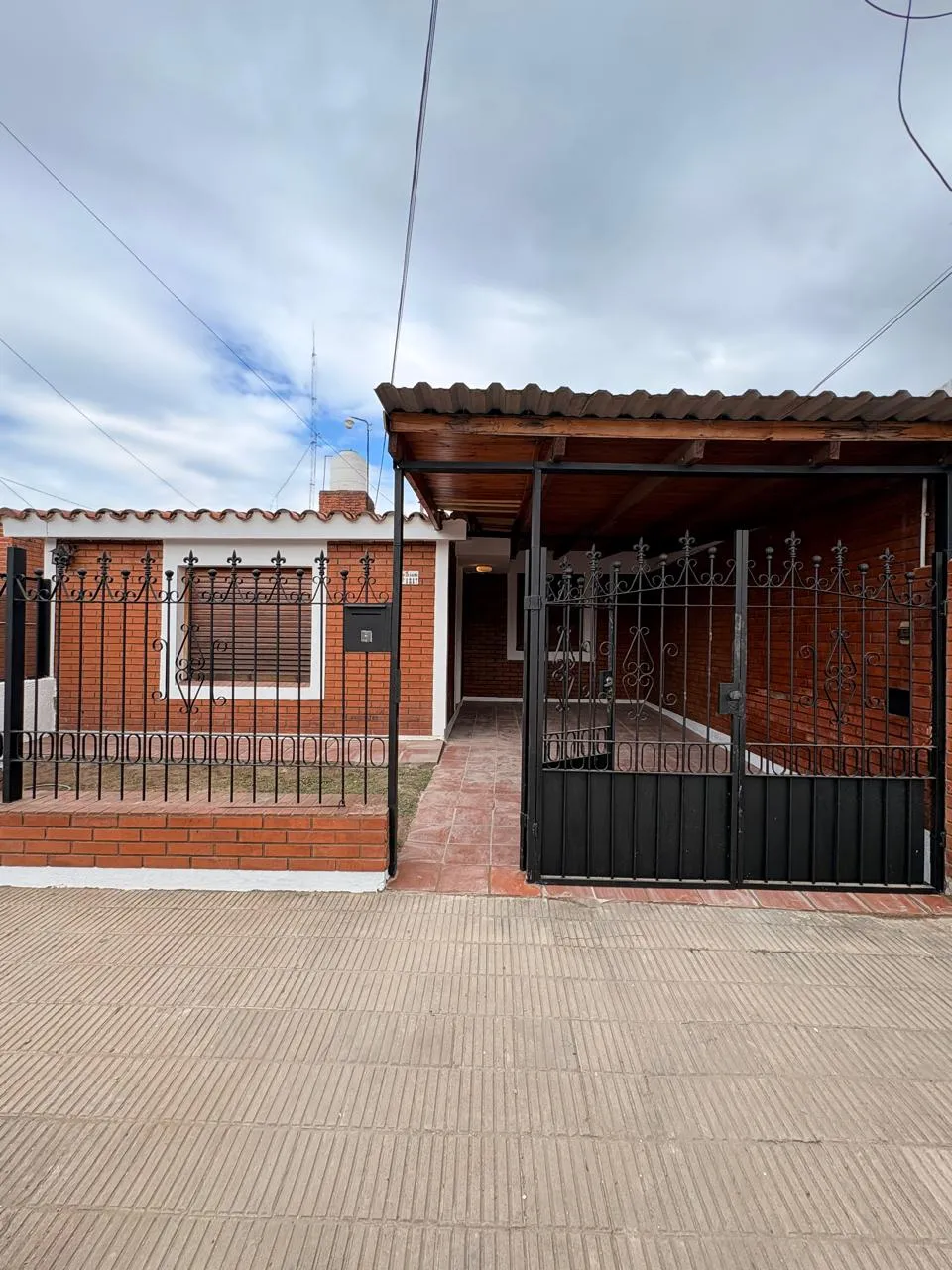 ALQUILER CASA 3 DORM. GAONA 1217 B°LOS PLATANOS CON COCHERA