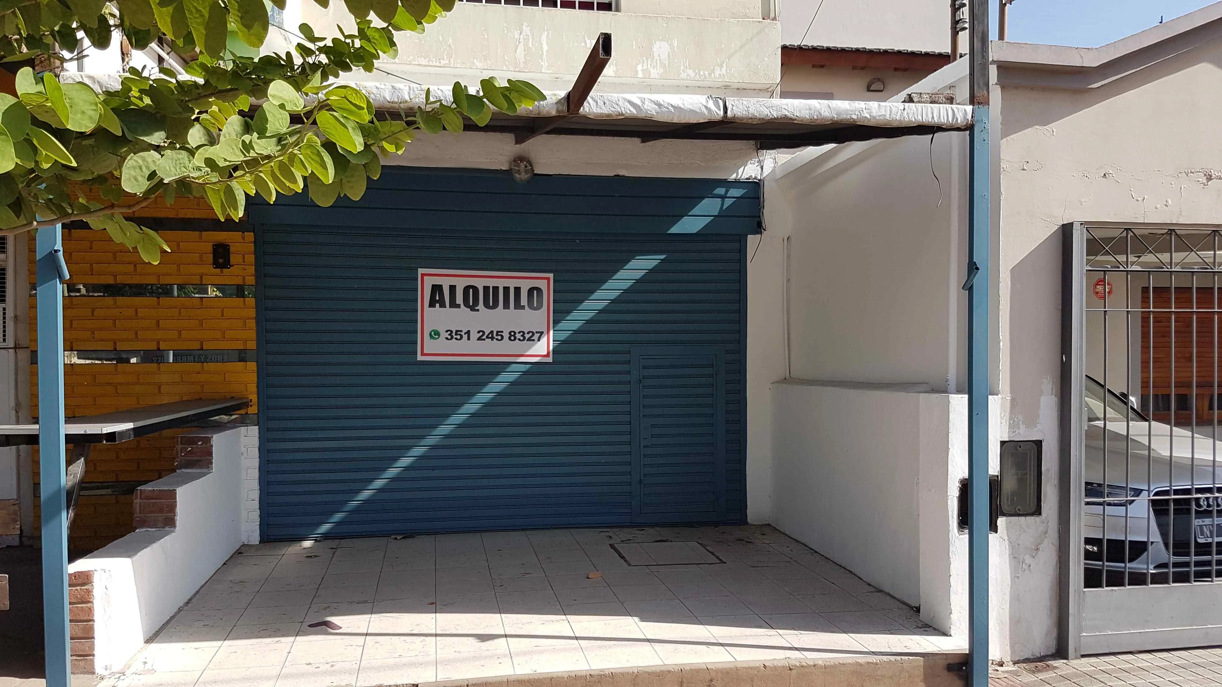 Alquilo salón comercial Av Sabattini