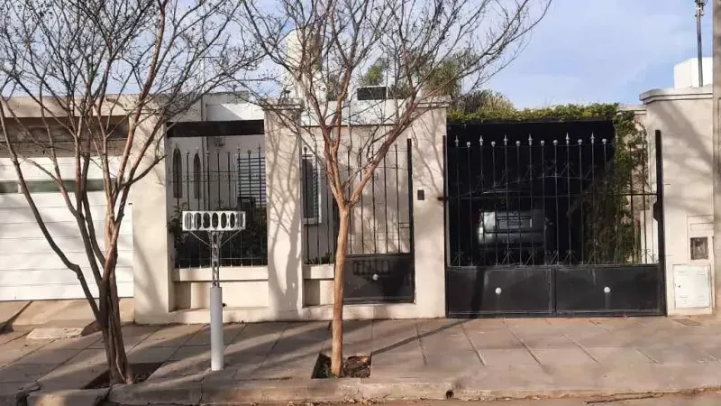 excelente casa en venta, en barrio inaudi !!