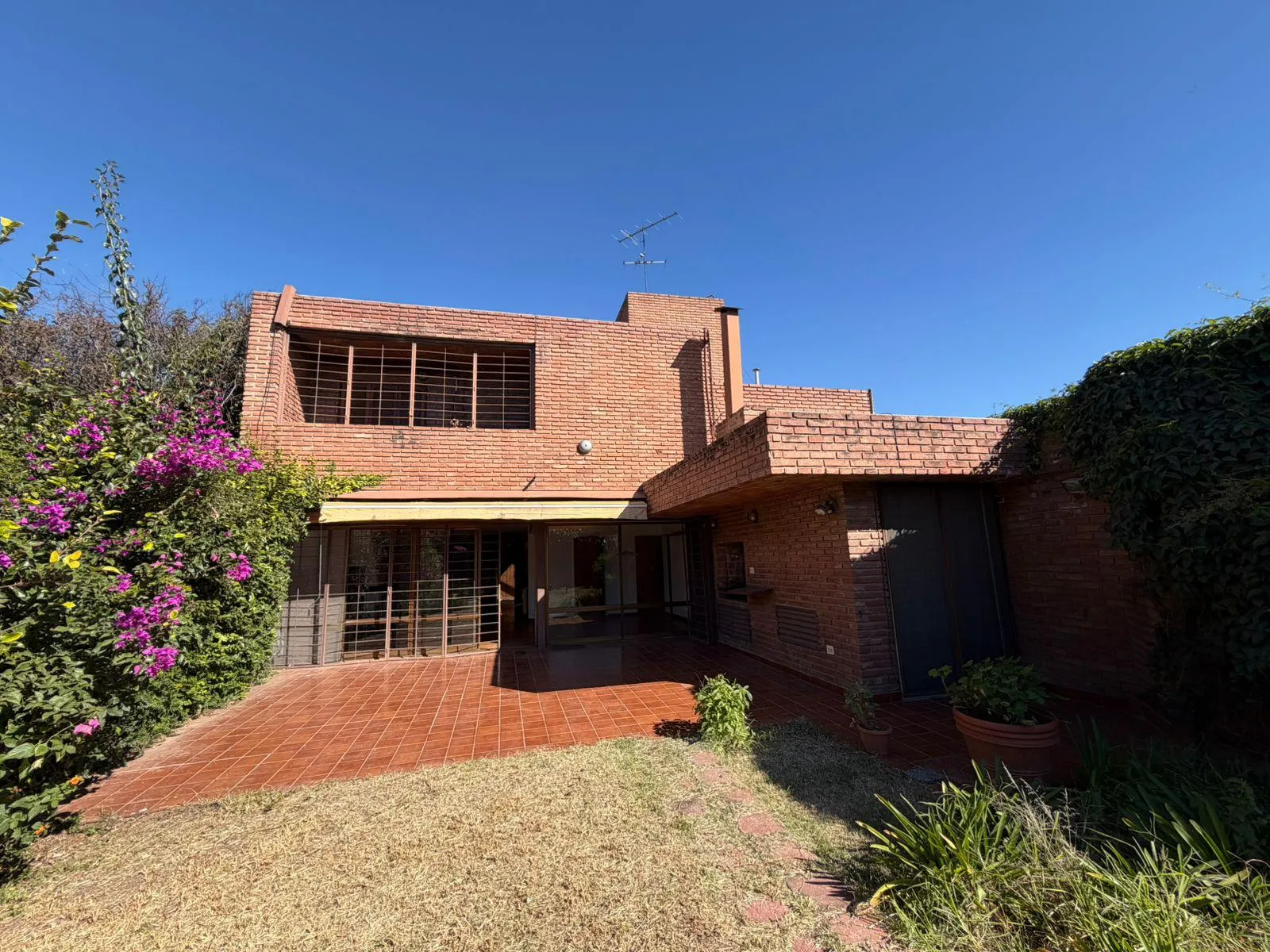 VENTA- Gran casa de 5 dormitorios en Barrio Rogelio Martinez