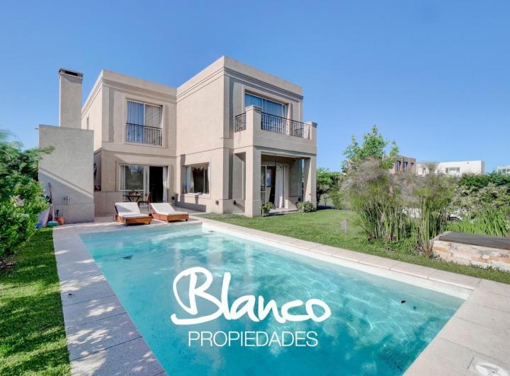 Casa · 256m² · 6 Ambientes · 2 Cocheras