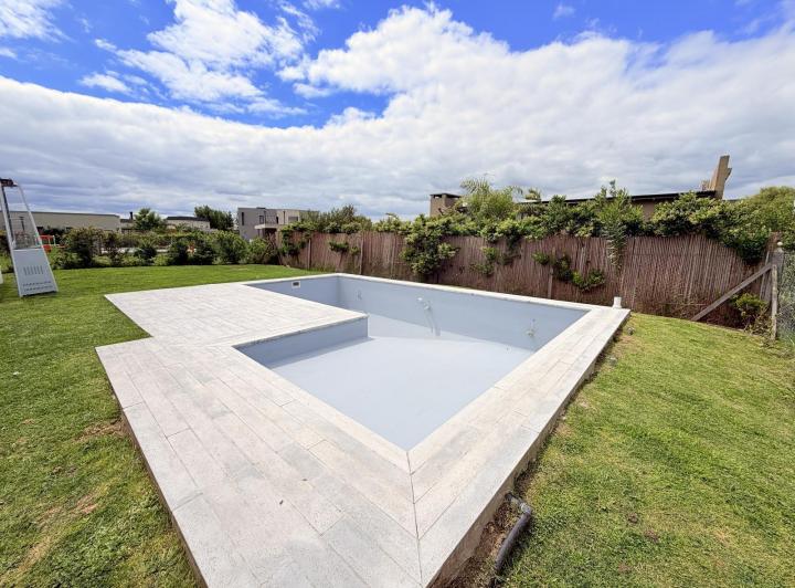 Casa · 123m² · 4 Ambientes · 3 Cocheras