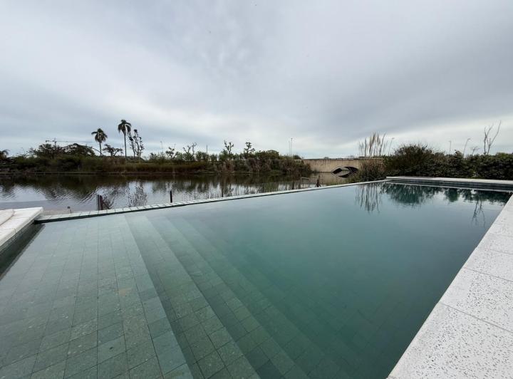 Casa · 446m² · 8 Ambientes · 6 Cocheras