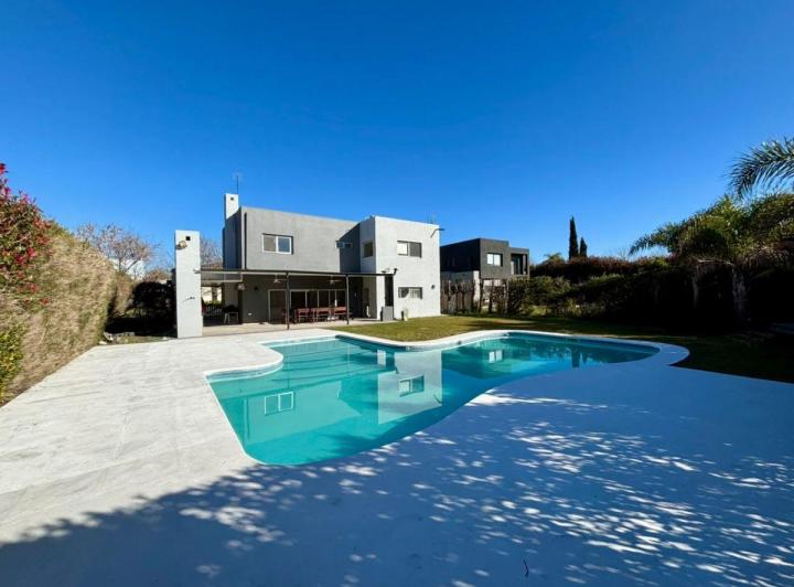 Casa · 250m² · 1 Ambiente · 3 Cocheras