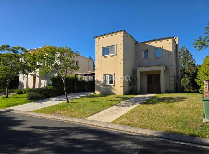 Casa · 220m² · 5 Ambientes · 2 Cocheras