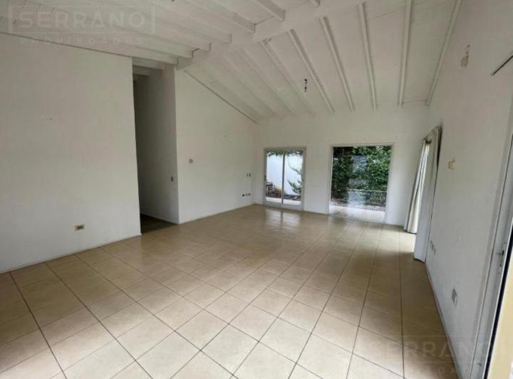 Casa · 180m² · 5 Ambientes · 4 Cocheras