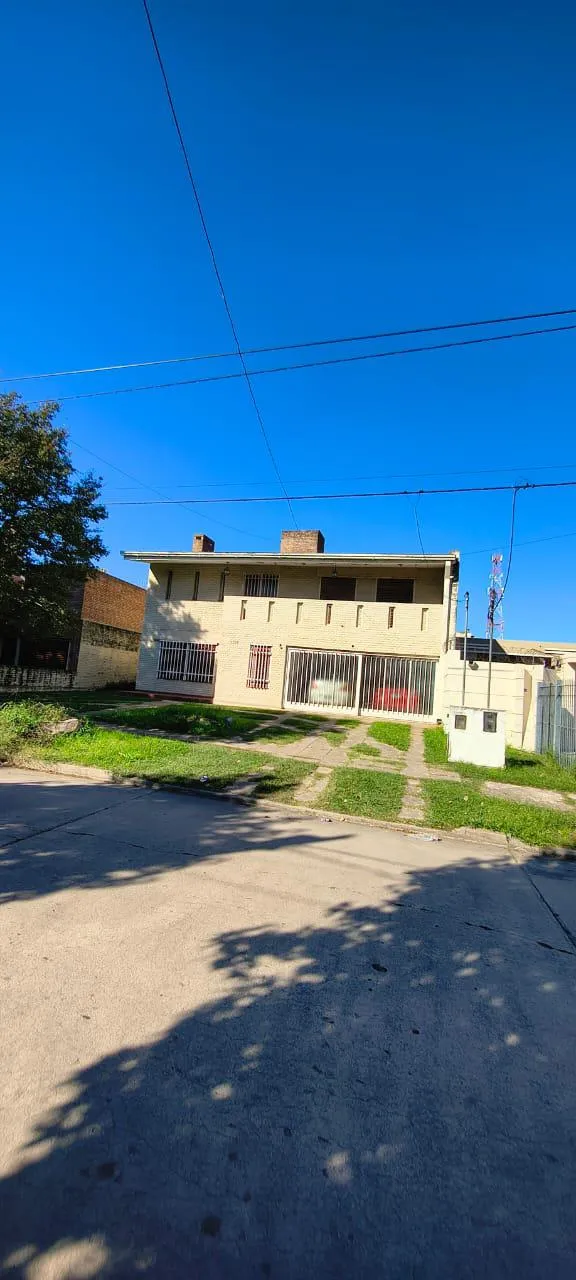 Casa 4 Dormitorios con Pileta y Quincho a metros de Recta Martinolli Arguello