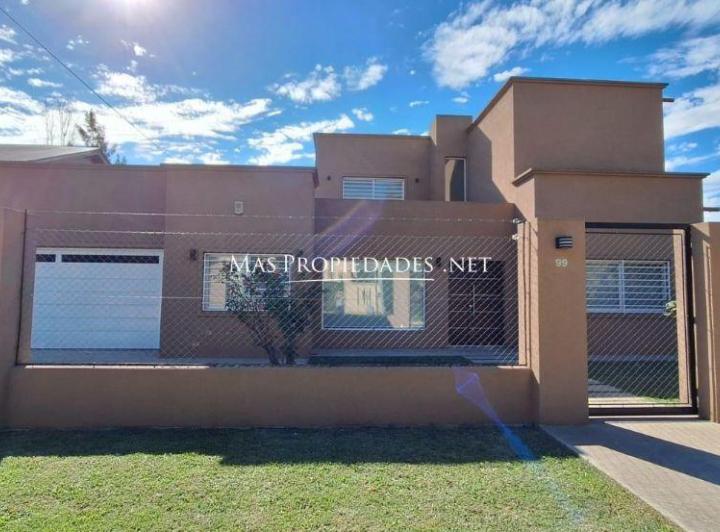 Casa · 230m² · 4 Ambientes · 2 Cocheras